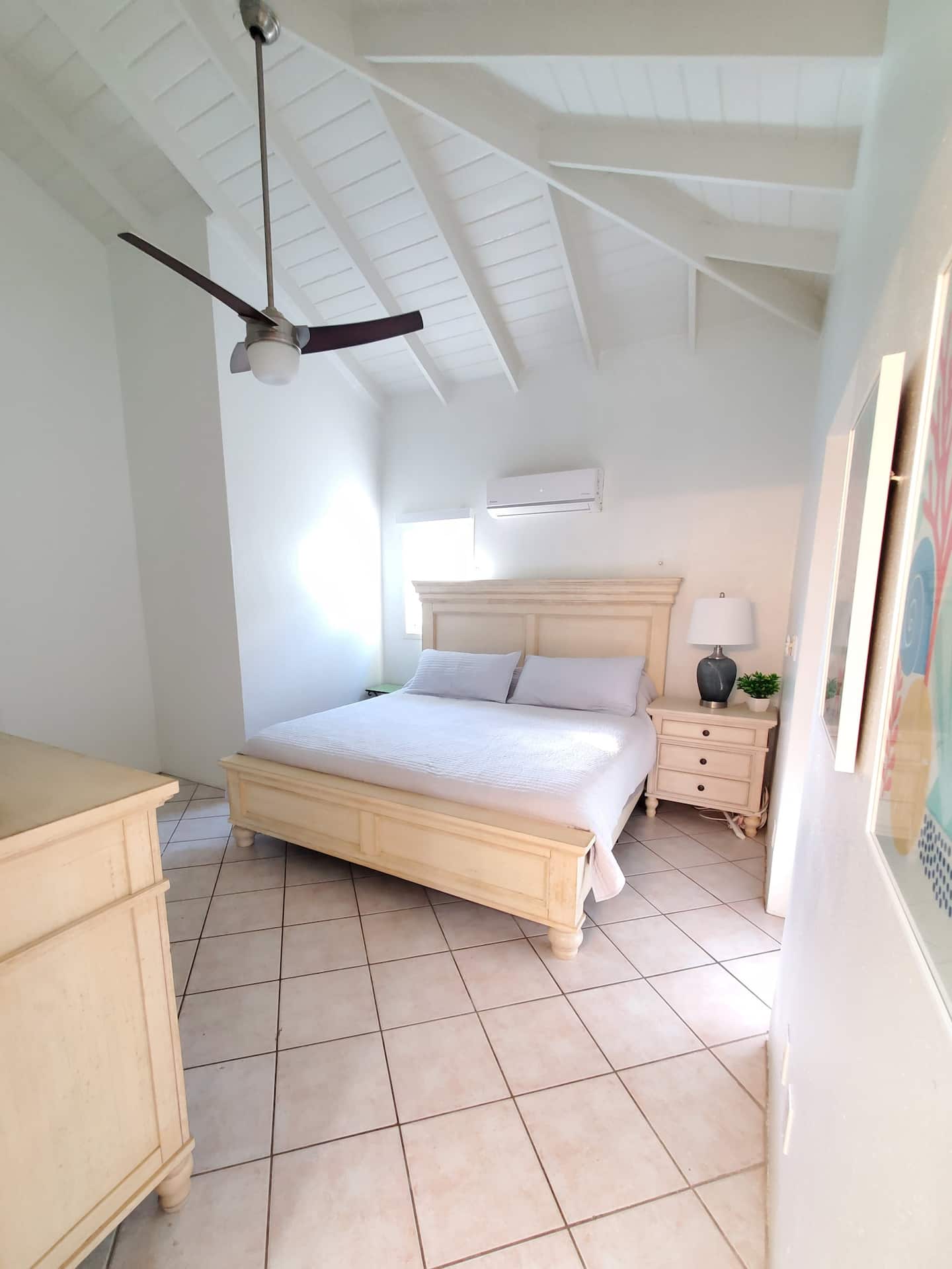 Colibri primary bedroom