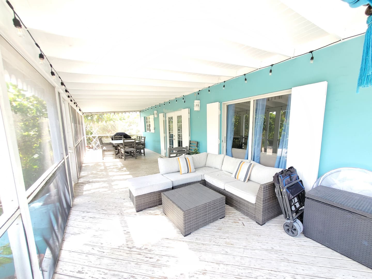 Colibri screened patio
